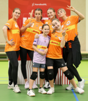 Unieke ontmoeting TeamNL handbaldames Livia en Jaylinn
